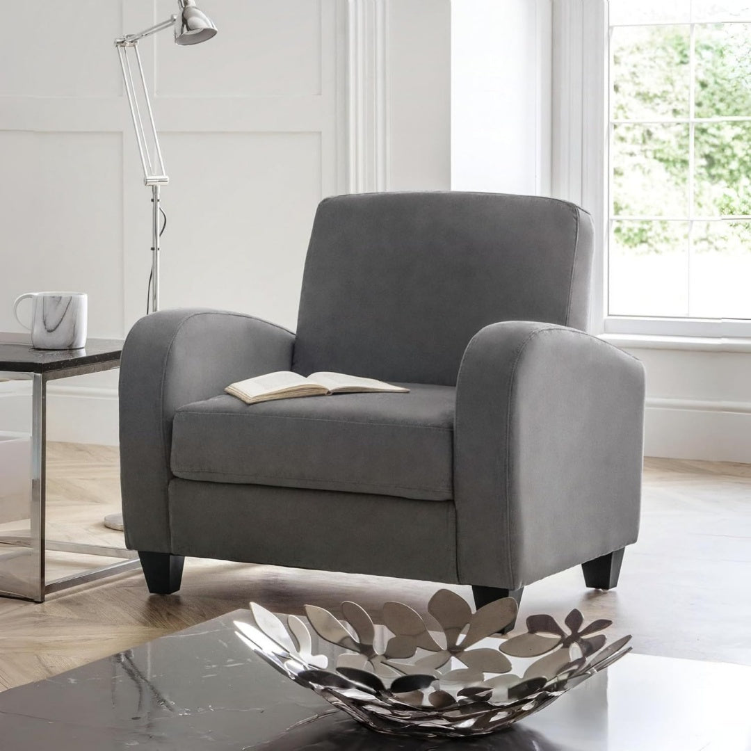 Poltrona confortevole grigio in legno massello